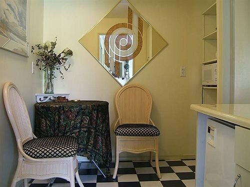 Гостиница A Downtown Victoria Ocean View Bed and Breakfast в Виктории