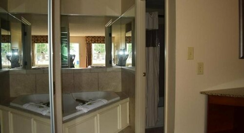 Гостиница Atkinson Inn & Suites в Ламбертоне