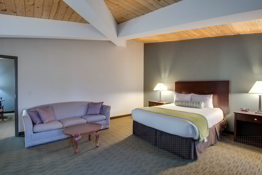 Фото Best Western Plus The Inn at Hampton