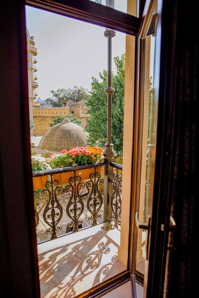 Фото Royal Antique Boutique Hotel