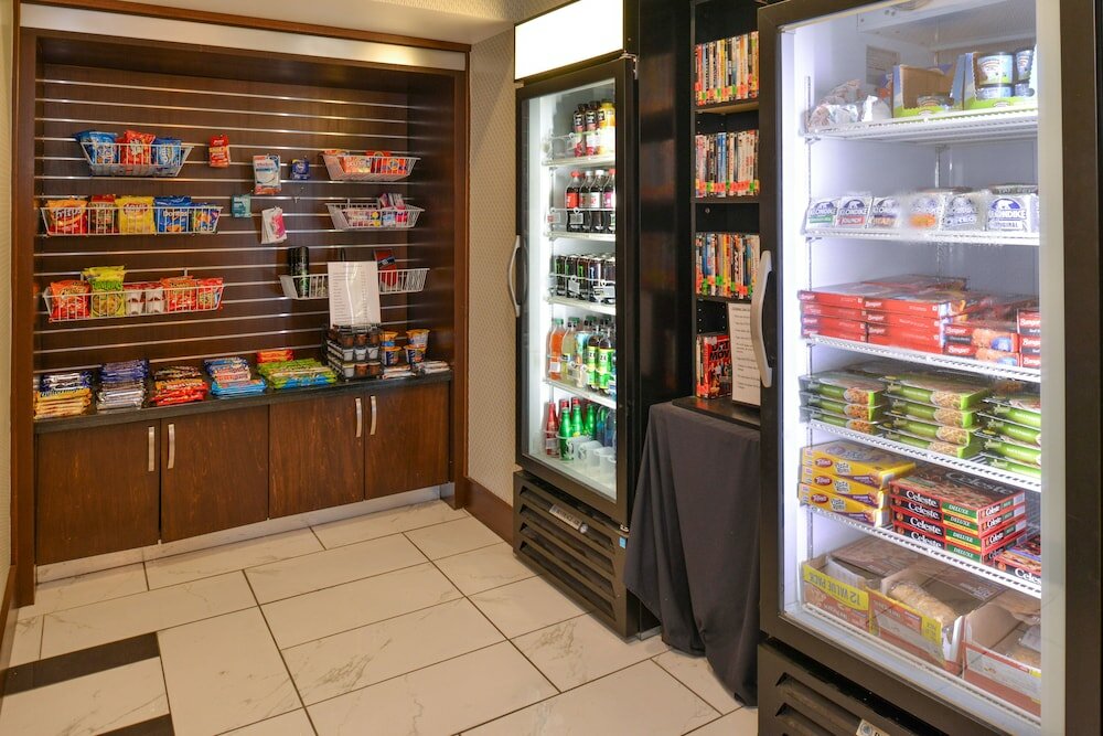 Фото Holiday Inn Express & Suites Greenfield, an Ihg Hotel