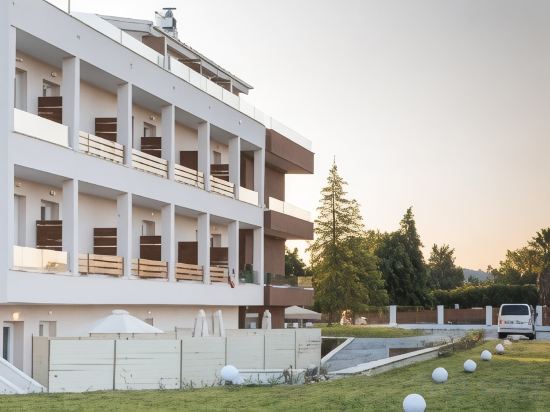 Фото Mythic Summer Hotel