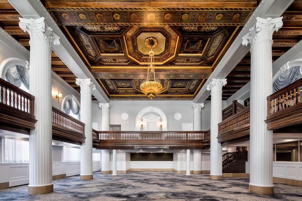 Фото Amway Grand Plaza, Curio Collection by Hilton