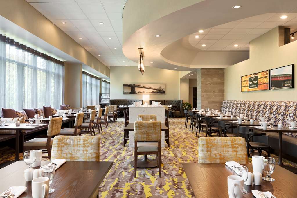 Фото Hilton East Brunswick Hotel & Executive Meeting Center