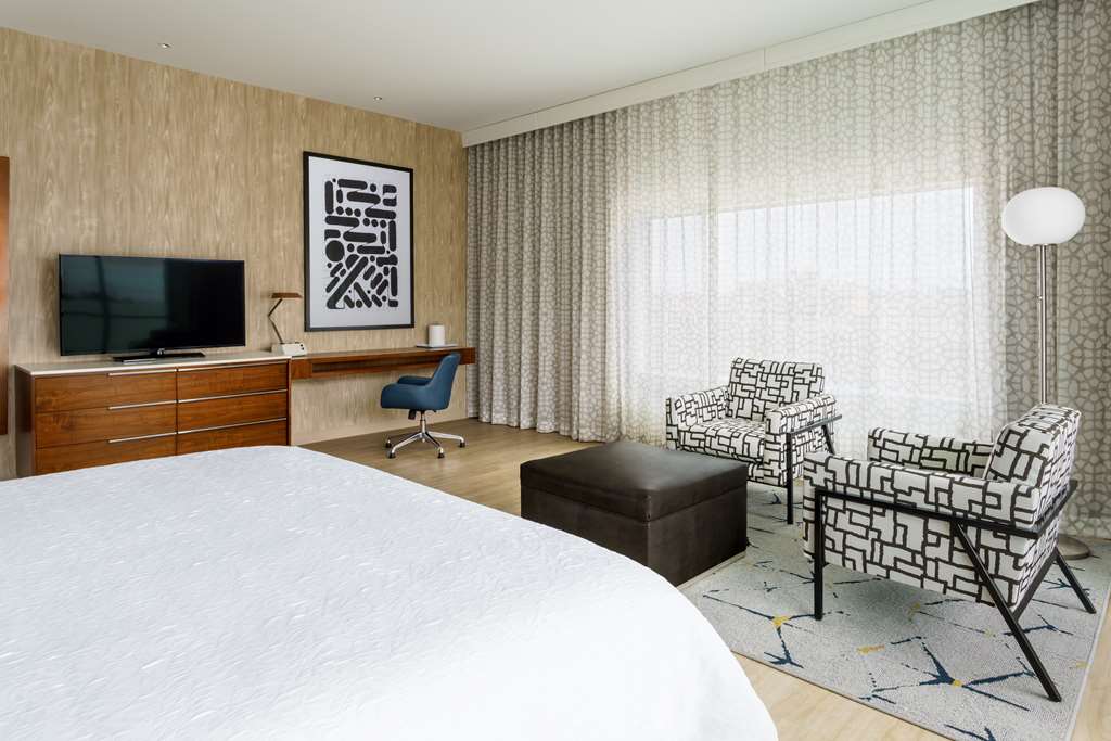 Фото Hampton Inn & Suites Santa Monica