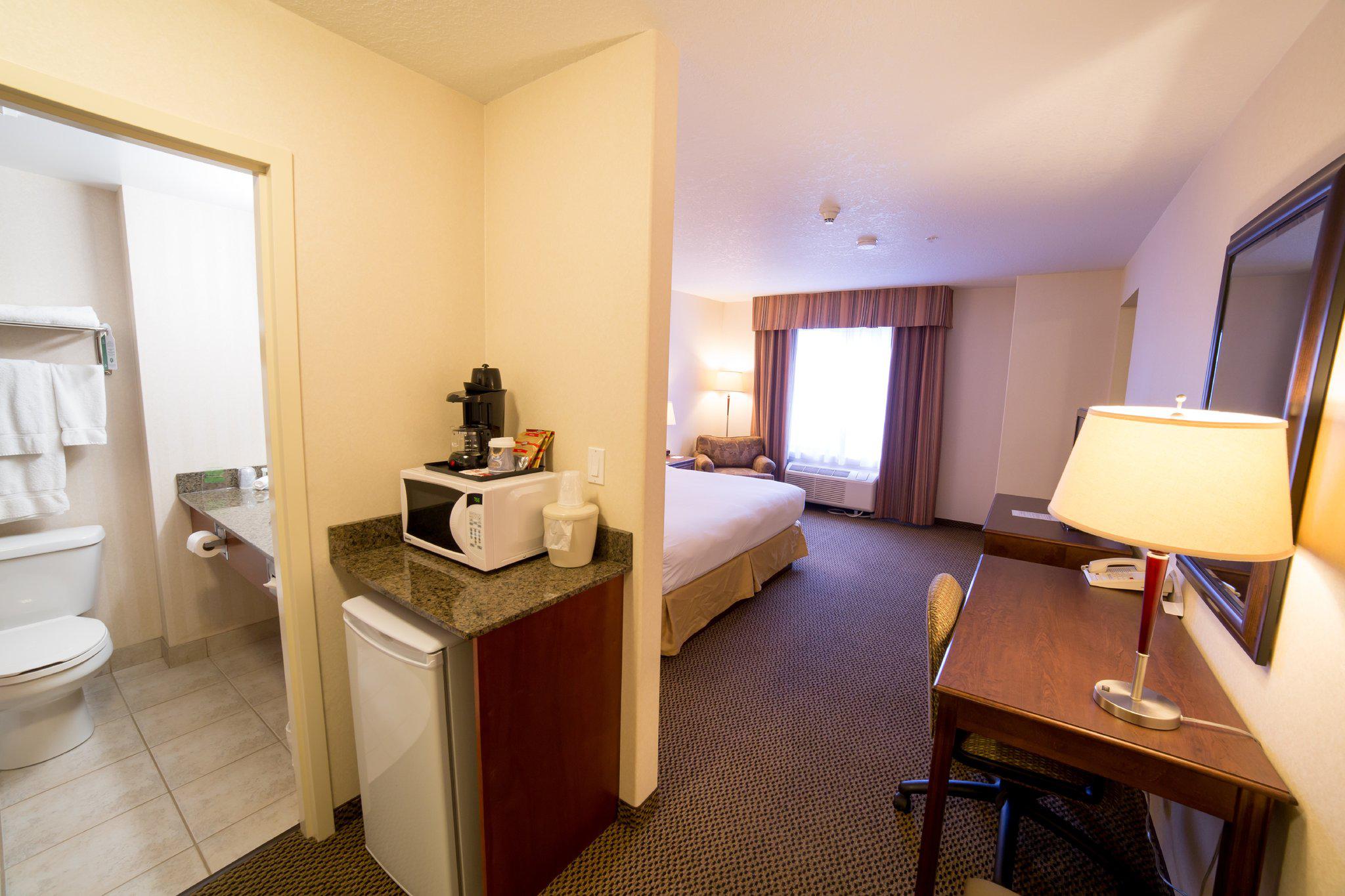 Фото Holiday Inn Express & Suites Drayton Valley