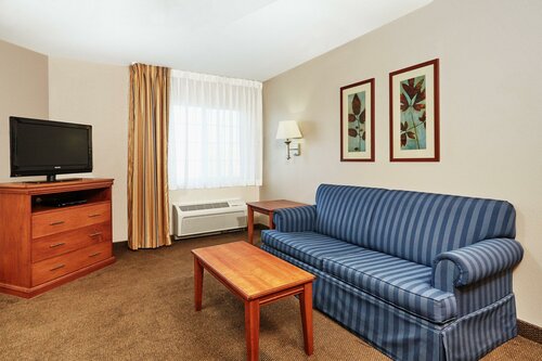 Гостиница Candlewood Suites Milwaukee Airport, an Ihg Hotel в Ок Крике