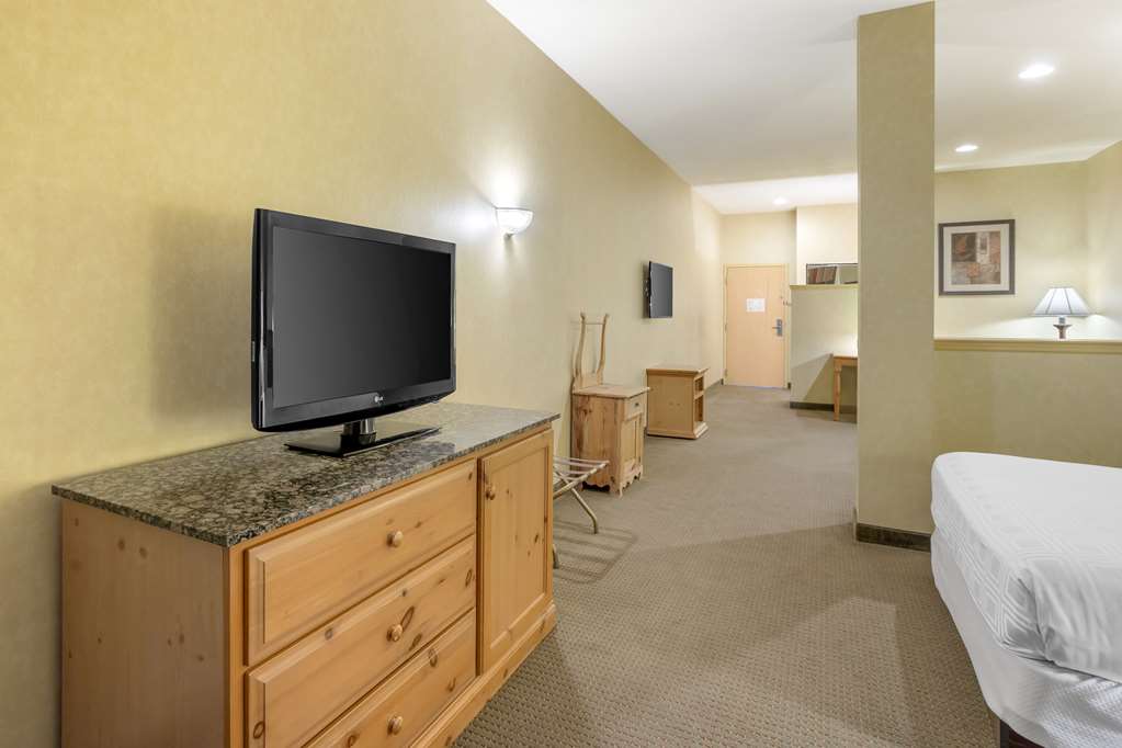 Фото Best Western Plus Revere Inn & Suites
