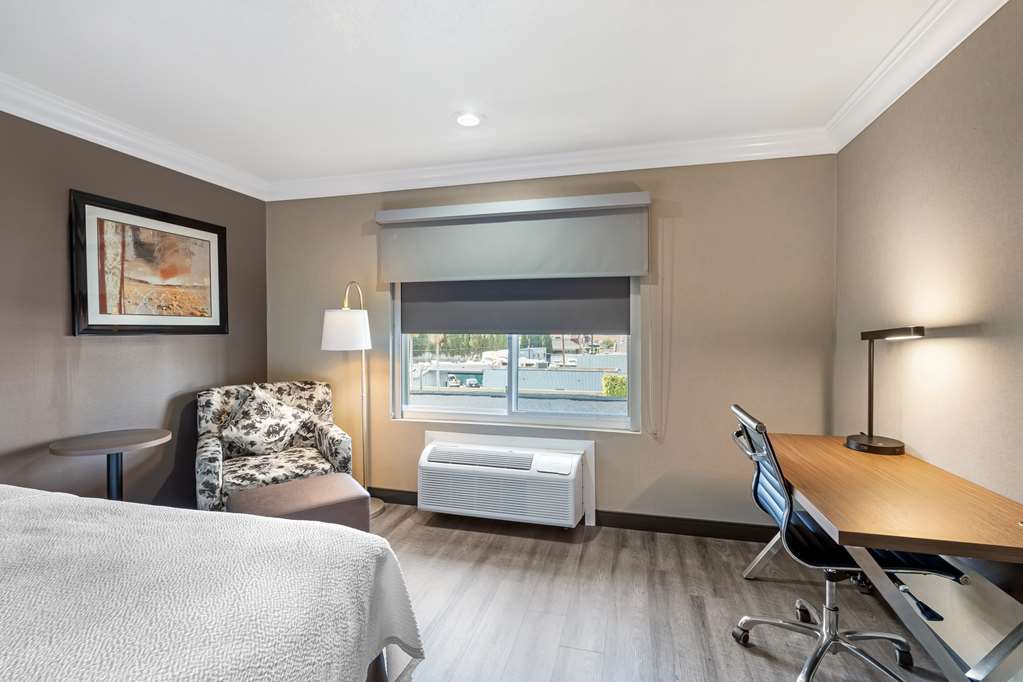Фото Best Western Plus Newport Mesa Inn