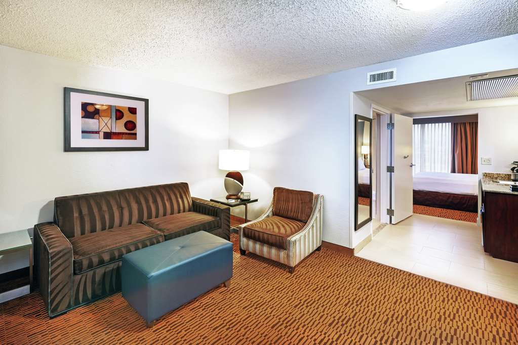 Фото Embassy Suites Hotel Dallas Market Center
