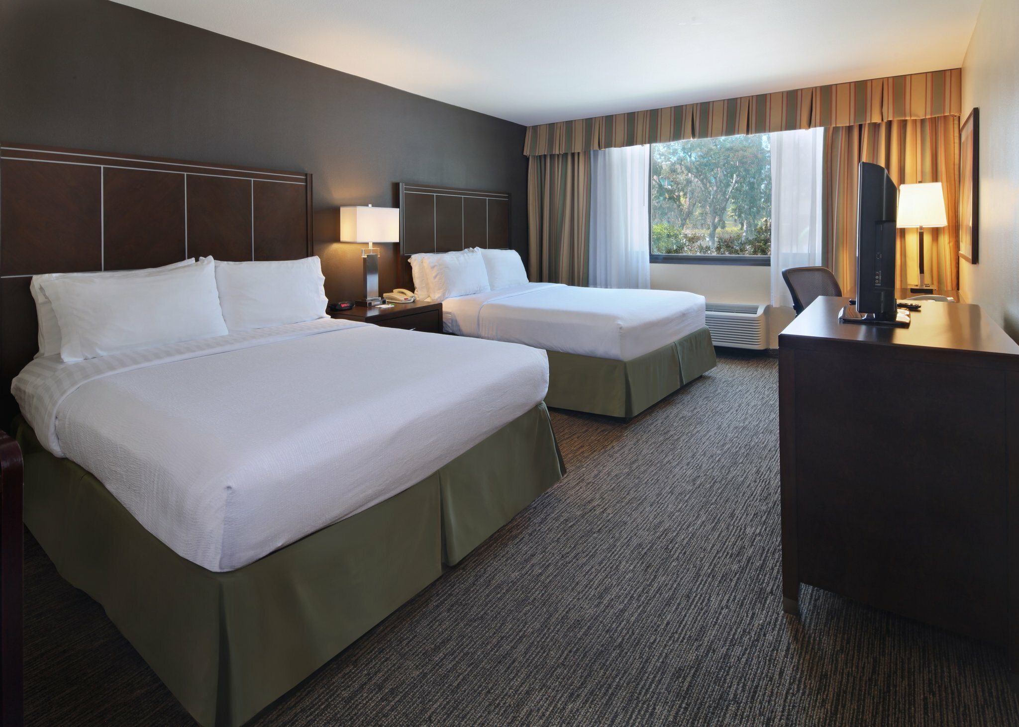 Фото Holiday Inn Hotel & Suites Anaheim, an Ihg Hotel