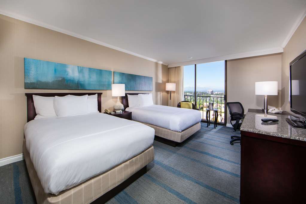 Фото Hilton Irvine Orange County Airport