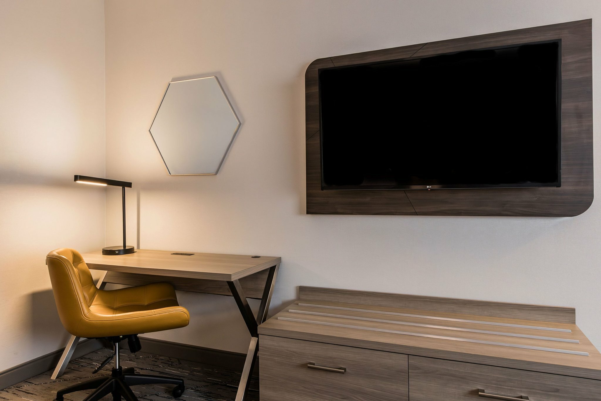 Фото Holiday Inn Express Hotel & Suites Calgary S-Macleod Trail S, an Ihg Hotel