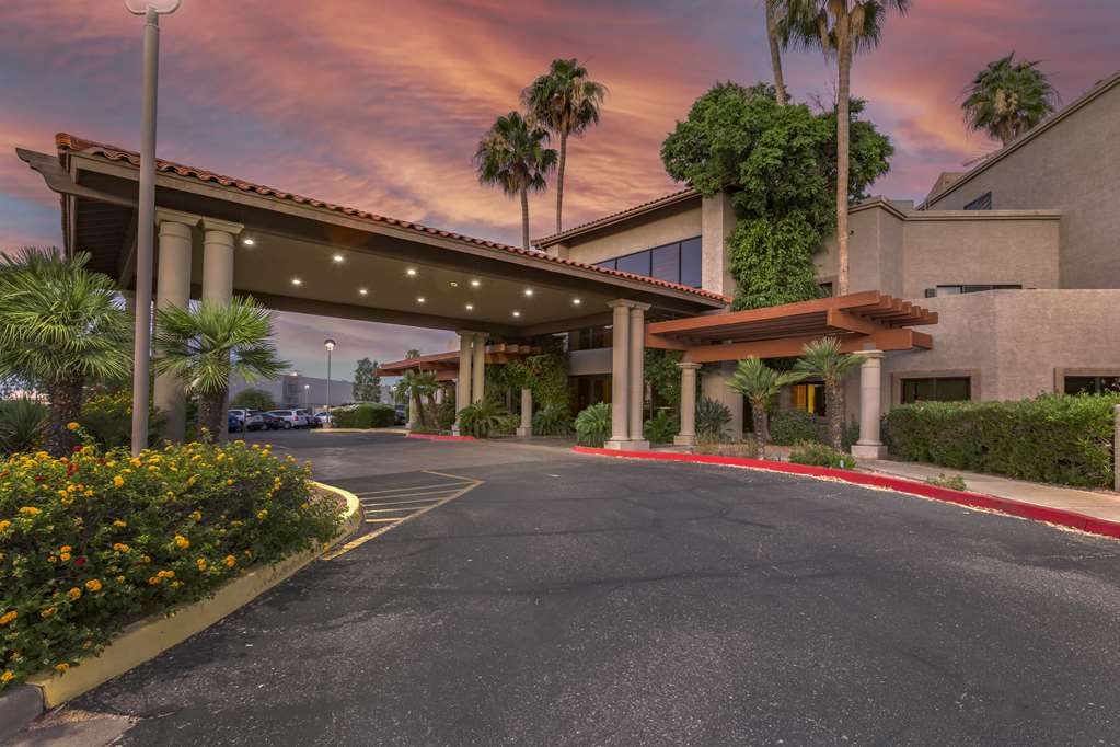 Фото Best Western Plus Scottsdale Thunderbird Suites