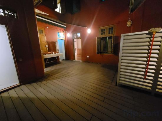 Фото Wink at Upper Cross Street