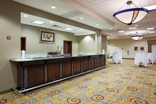 Гостиница Holiday Inn & Conference Center Marshfield, an Ihg Hotel в Маршфилде
