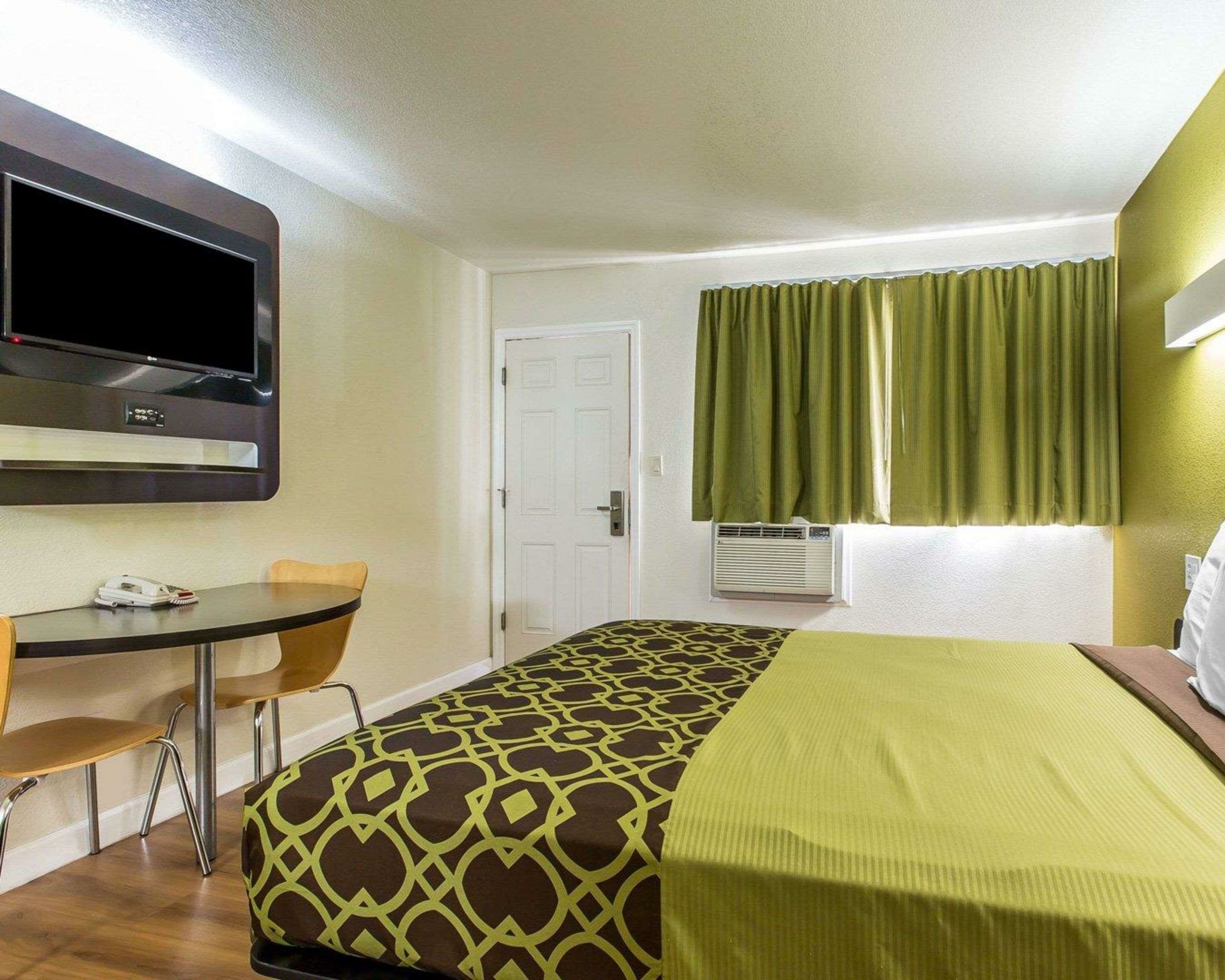 Фото Rodeway Inn Downtown Hanford