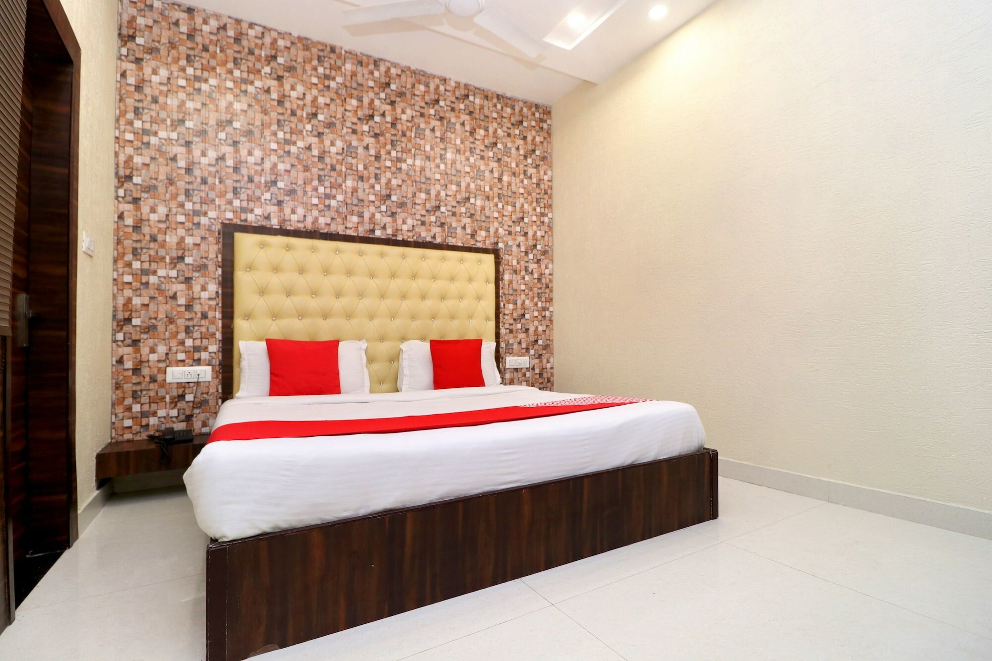Фото Azaad Lifestyle Hotel by Oyo Rooms