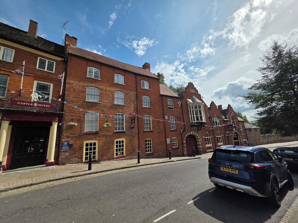 Фото The Castle Hotel Tamworth