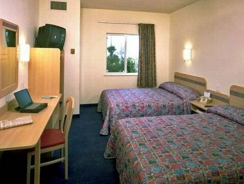 Гостиница Travelodge by Wyndham Madison Heights Mi в Медисон Хайтс
