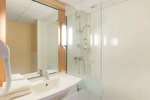 Гостиница Ibis Guingamp в Генгане