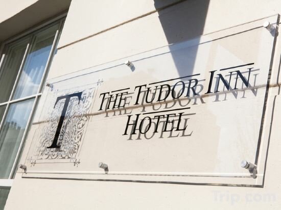 Фото The Tudor Inn Hotel