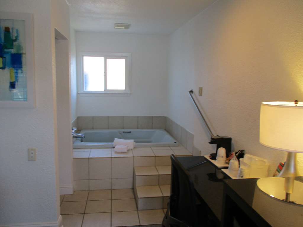 Фото SureStay Hotel by Best Western Seaside Monterey