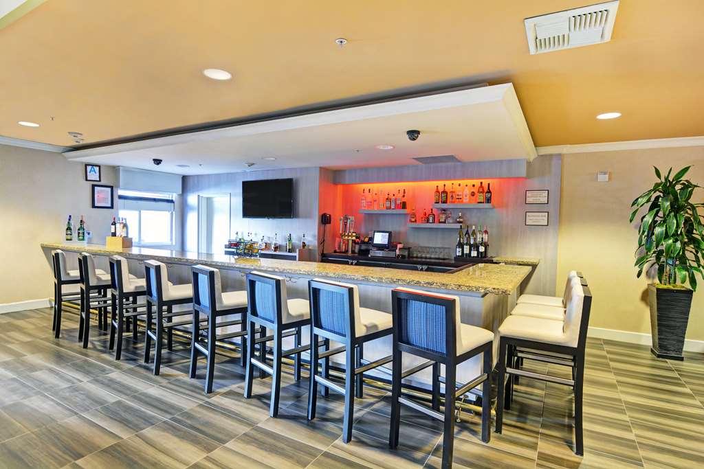 Фото Embassy Suites by Hilton Valencia
