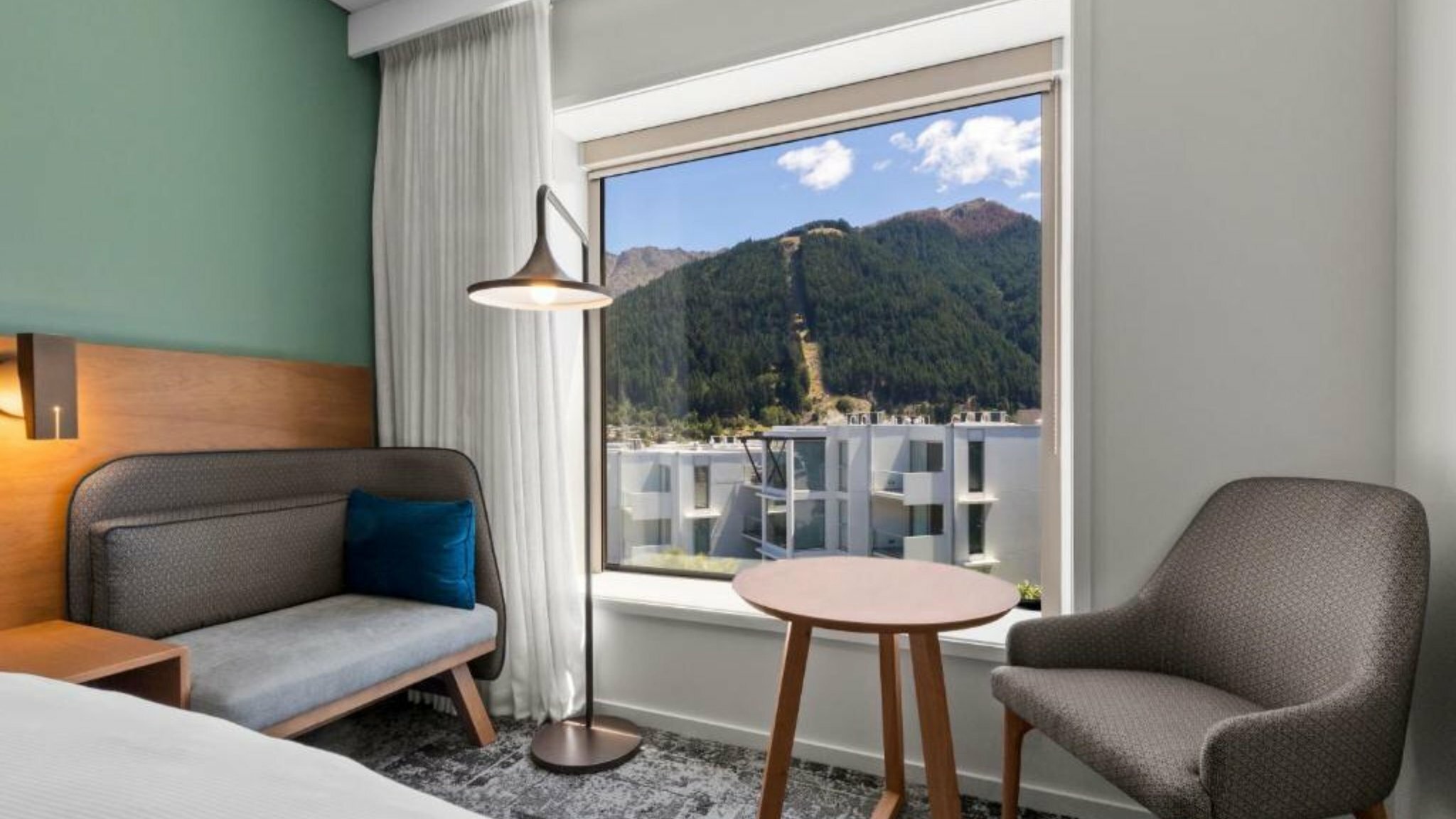 Фото Holiday Inn Express & Suites Queenstown, an Ihg Hotel