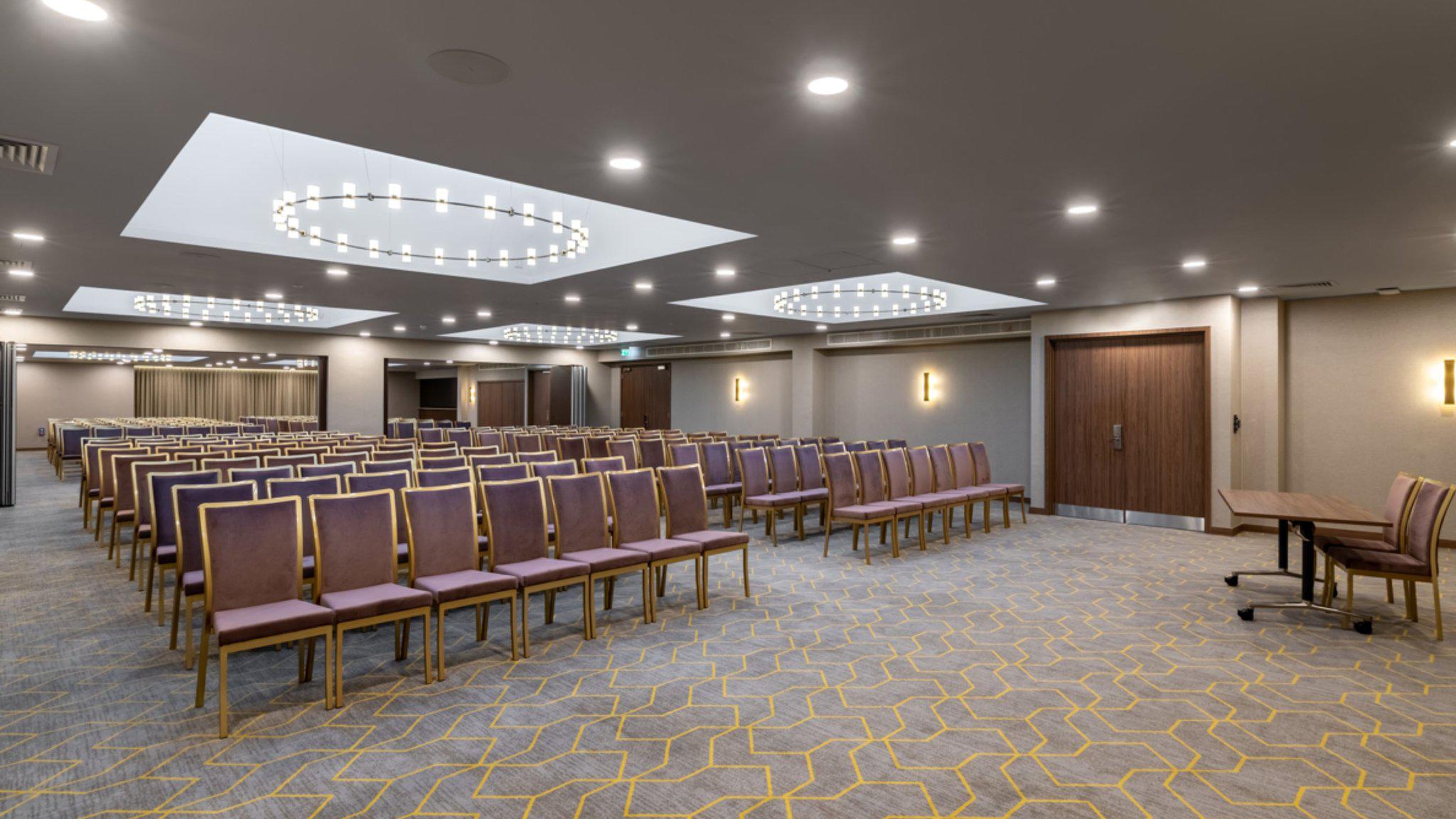 Фото Holiday Inn London Gatwick Worth