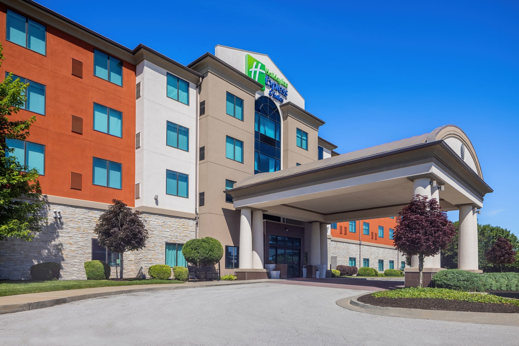 Фото Holiday Inn Express and Suites Kansas City Airport, an Ihg Hotel