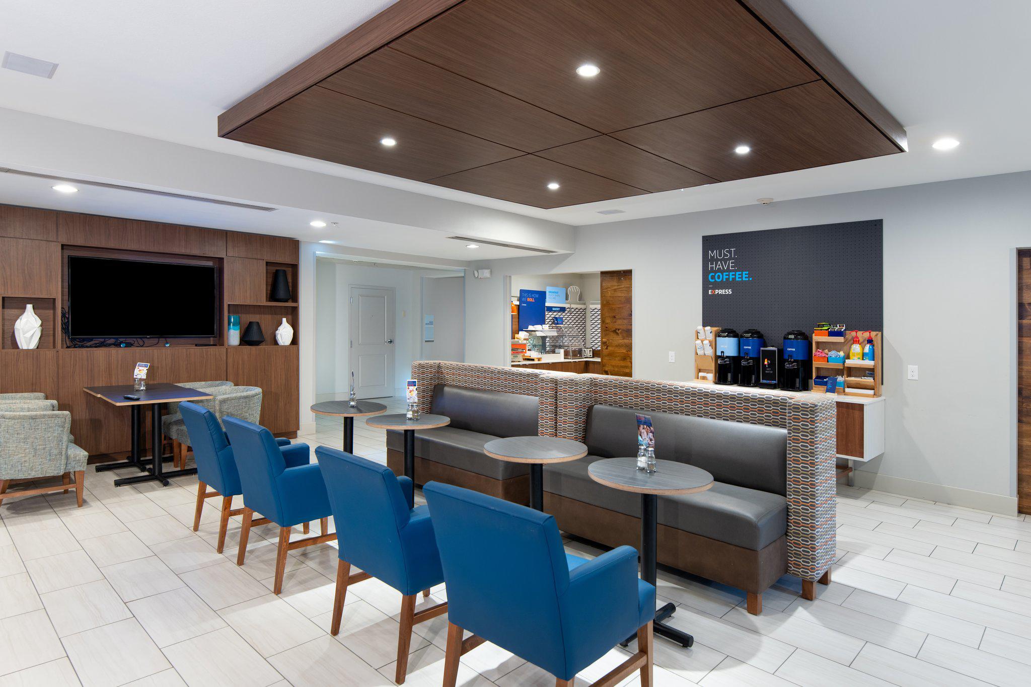 Фото Holiday Inn Express Hotel & Suites Dallas South - Desoto, an Ihg Hotel
