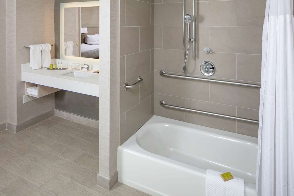 Фото Doubletree by Hilton Boston Logan Airport Chelsea