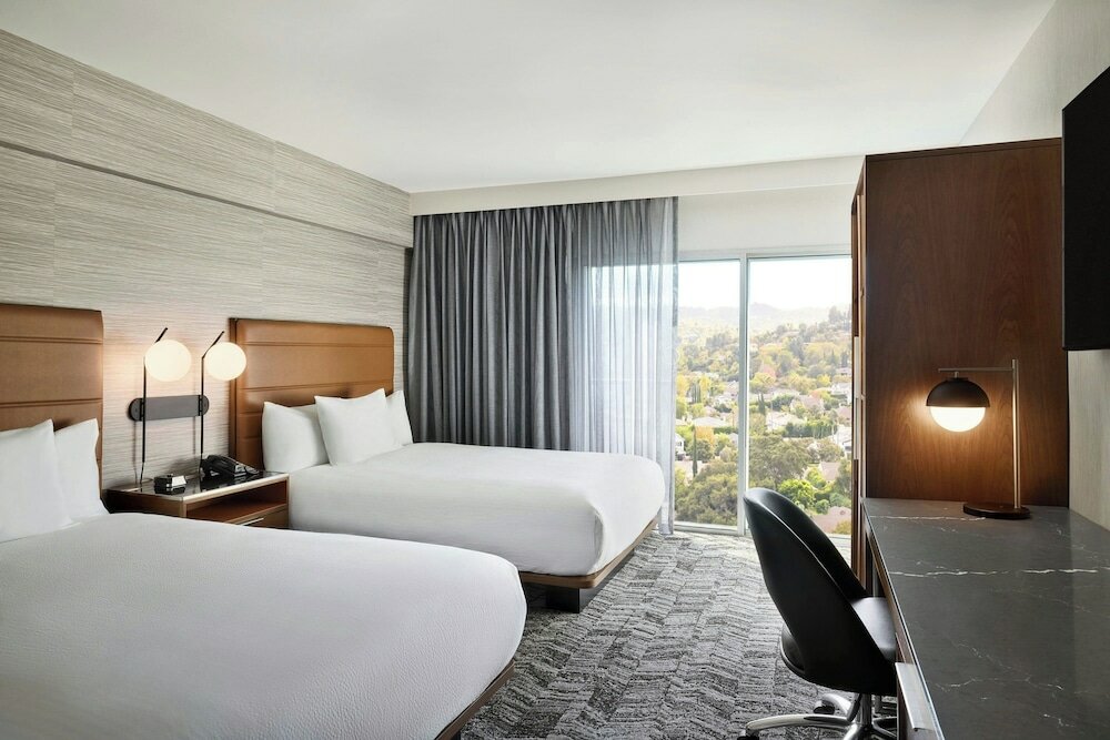 Фото Courtyard by Marriott Los Angeles - Sherman Oaks