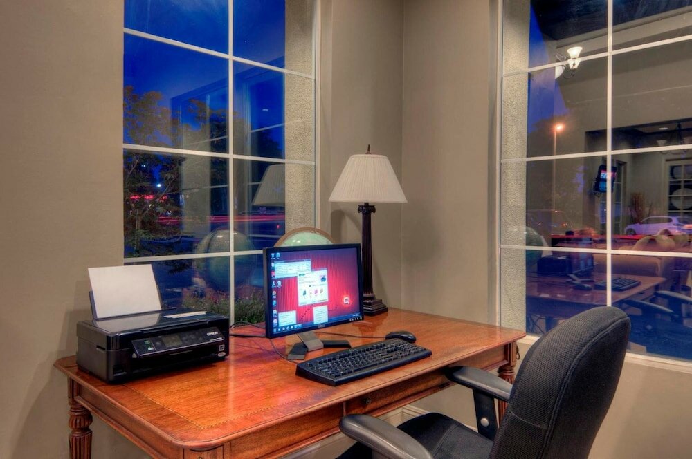 Фото University Park Inn & Suites