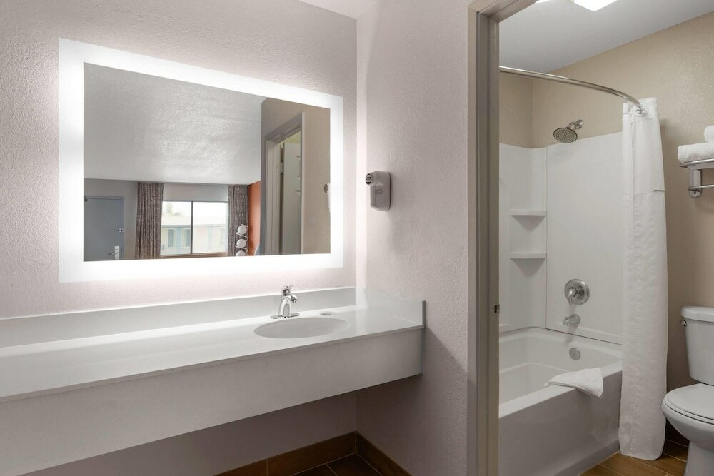 Фото Howard Johnson by Wyndham Modesto Ceres