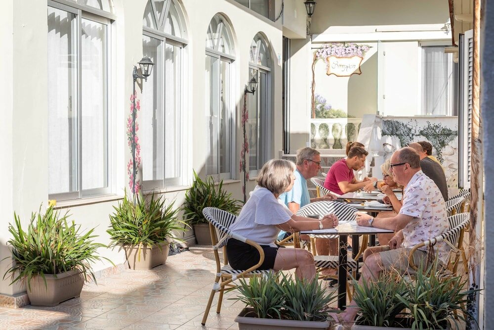 Фото Bella Vista Beach Hotel and Studios