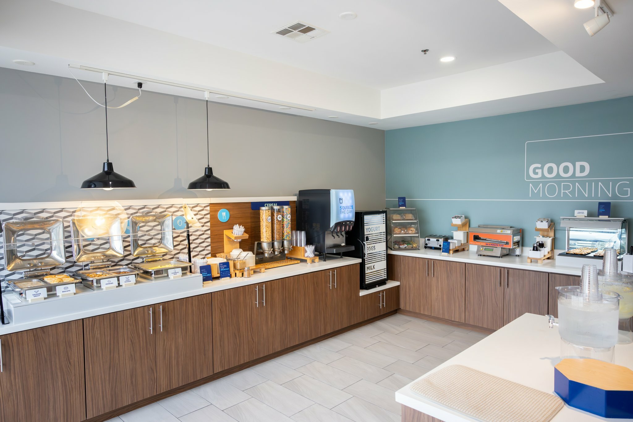 Фото Holiday Inn Express & Suites Wichita Airport, an Ihg Hotel