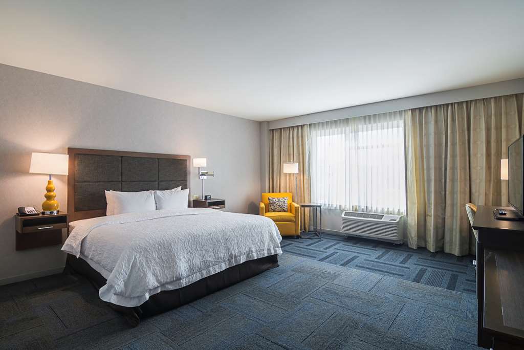 Фото Hampton Inn Chicago North Loyola Station