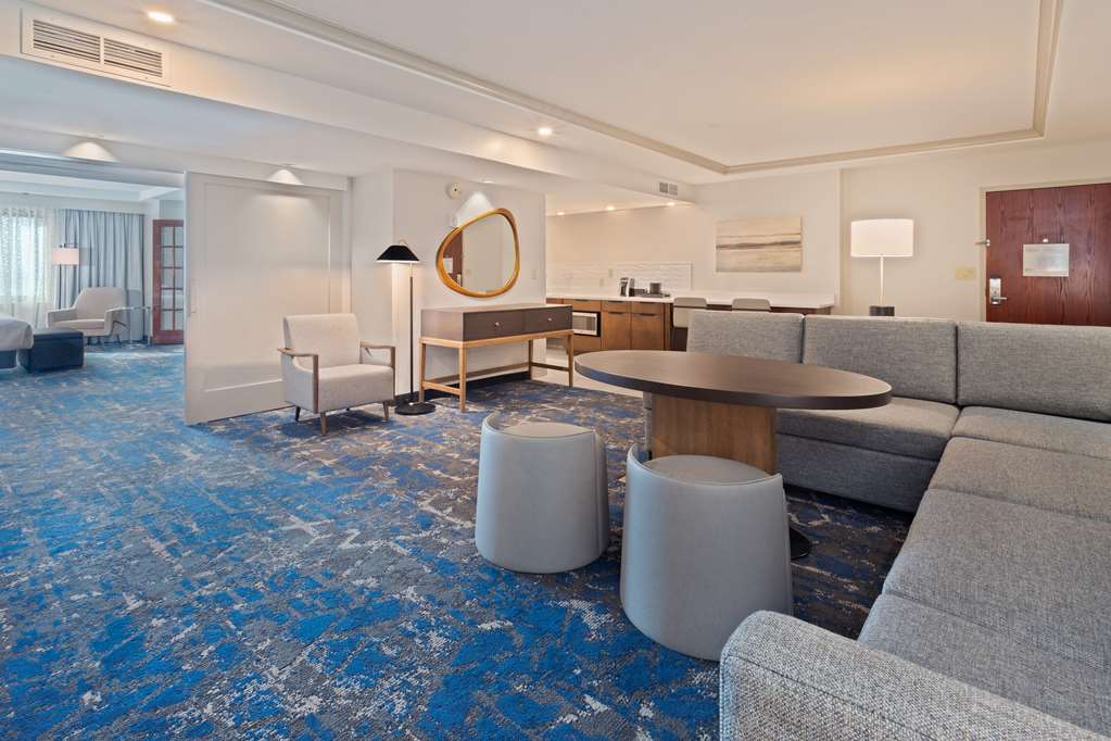 Фото Embassy Suites by Hilton Tampa Usf Near Busch Gardens