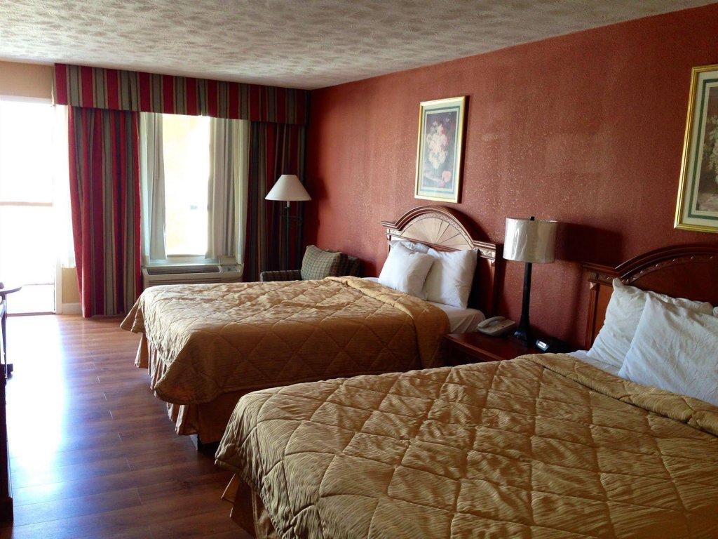 Фото Riverview Inn & Suites