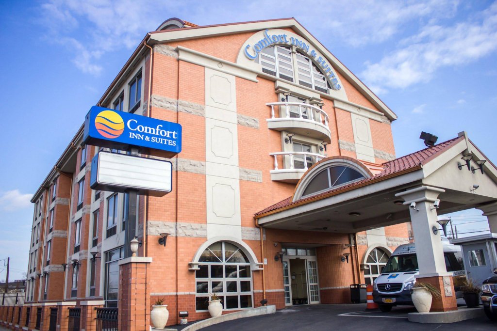 Фото Comfort Inn & Suites LaGuardia Airport
