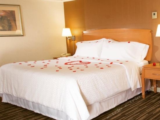 Фото Four Points by Sheraton Melville Long Island