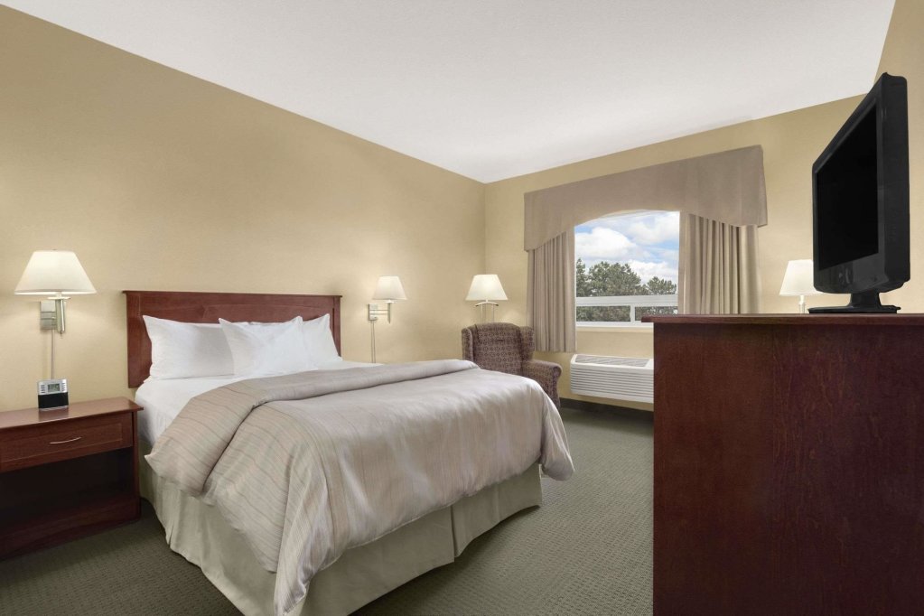 Фото Days Inn & Suites by Wyndham Brandon