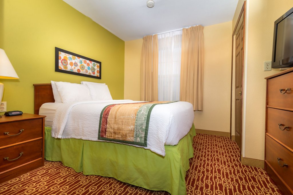 Фото HomeTowne Studios & Suites by Red Roof Columbia