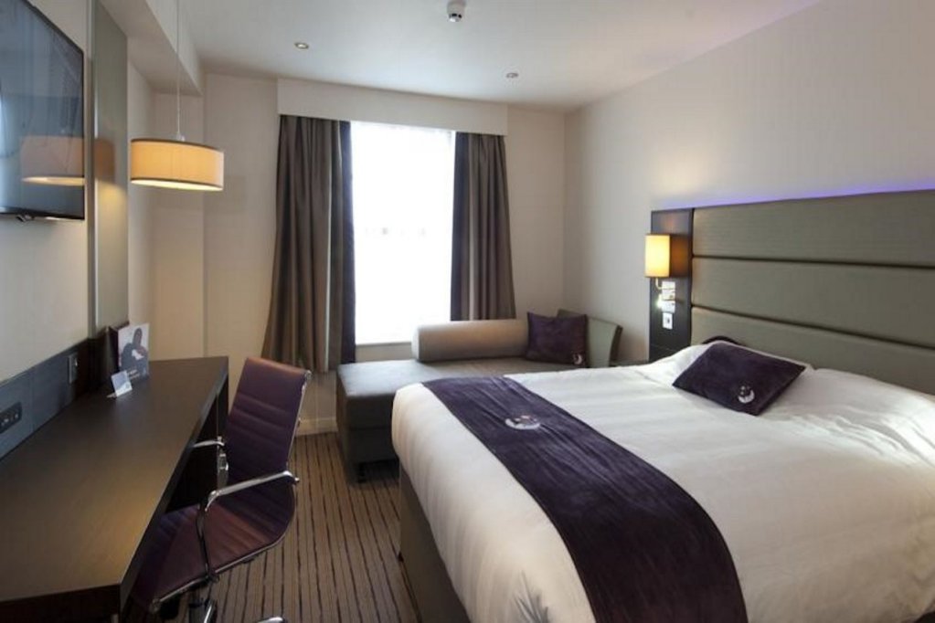 Фото Premier Inn Bath City Centre