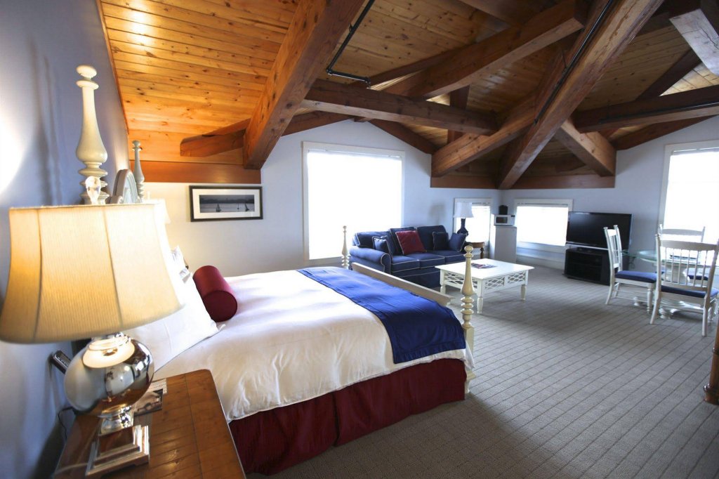 Фото Boston Yacht Haven Inn & Marina