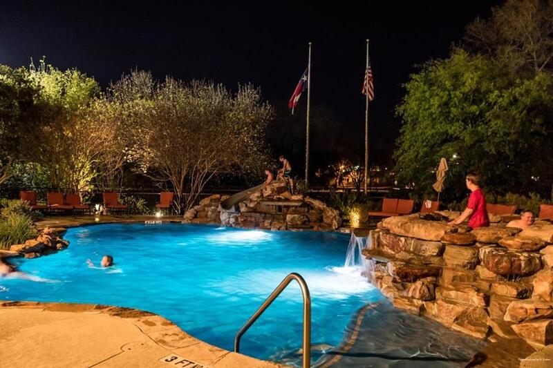 Фото Fredericksburg Inn & Suites