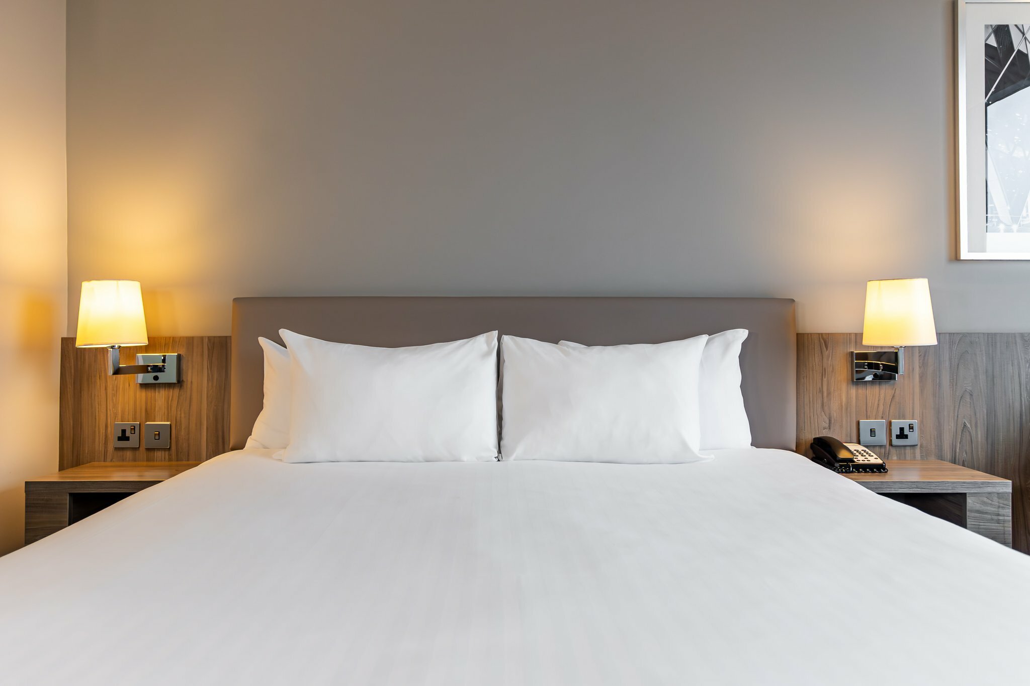 Фото Holiday Inn London - West, an Ihg Hotel