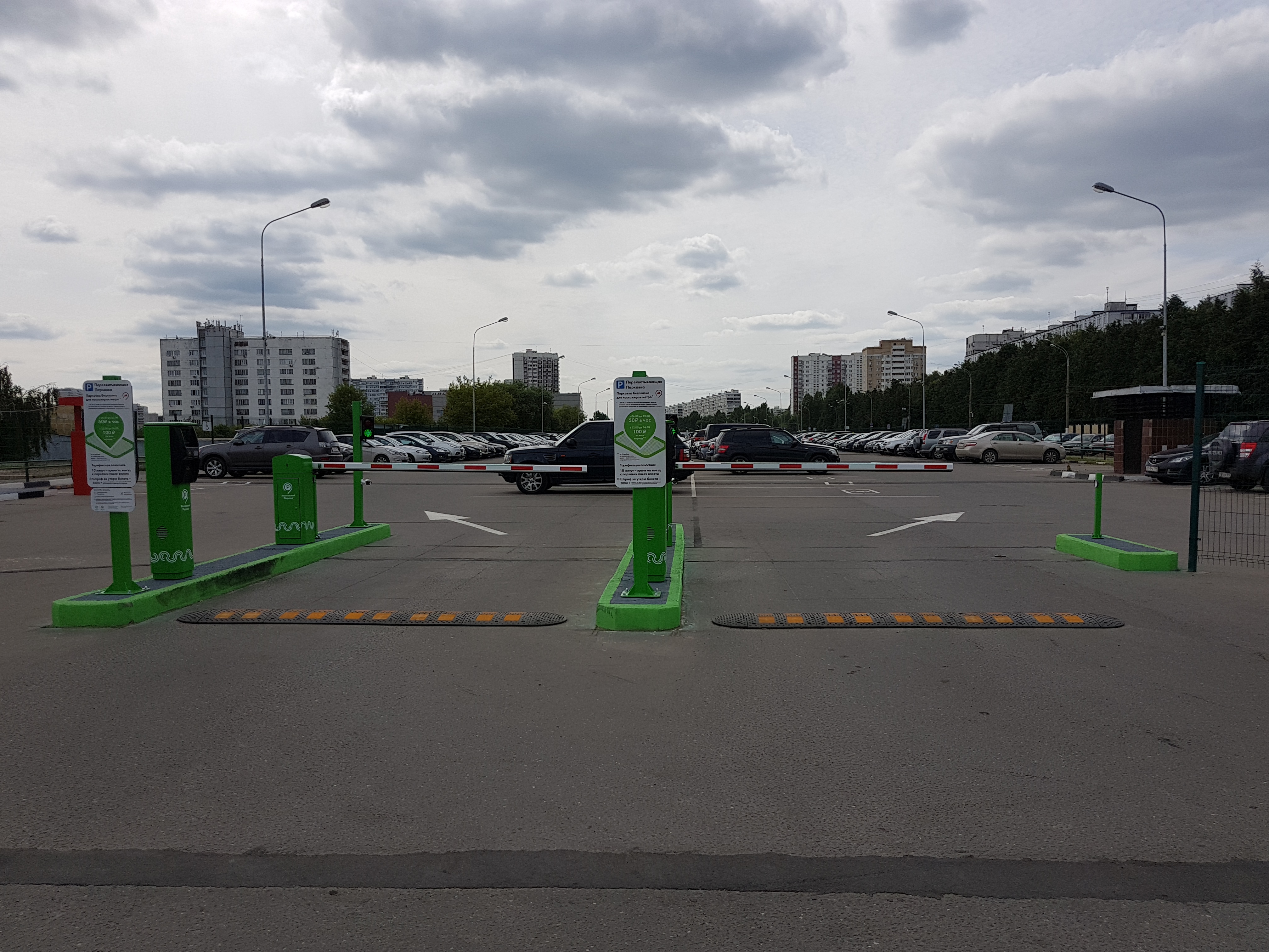 Парковка у метро «Красногвардейская» вновь открылась для водителей